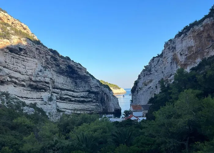 Nyaraló Stiniva Vis